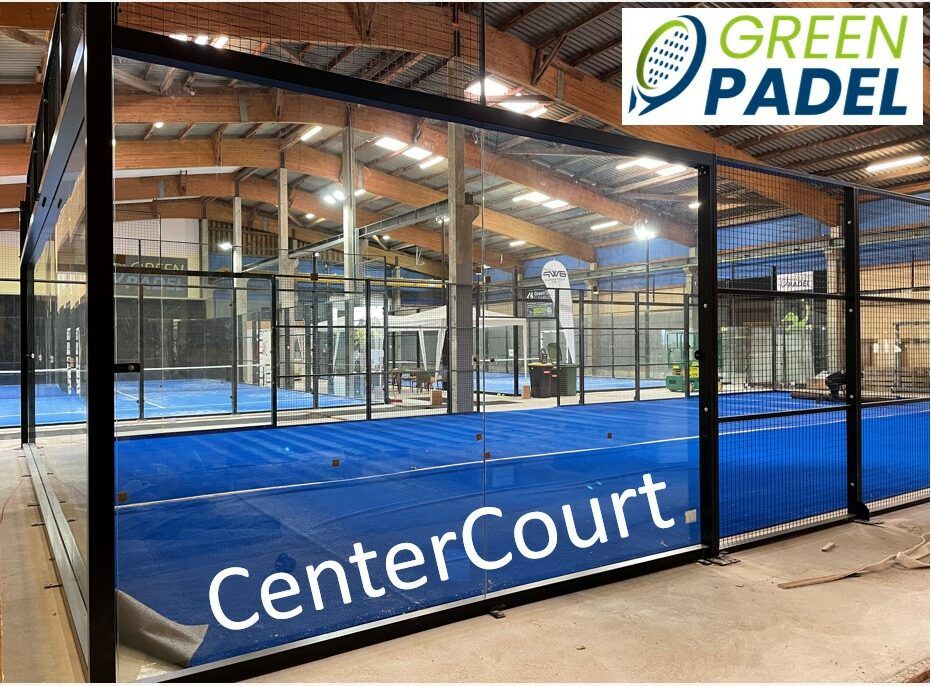 Blick auf den Center Court in der Padel Halle, der mit Glaswänden abgetrennt ist