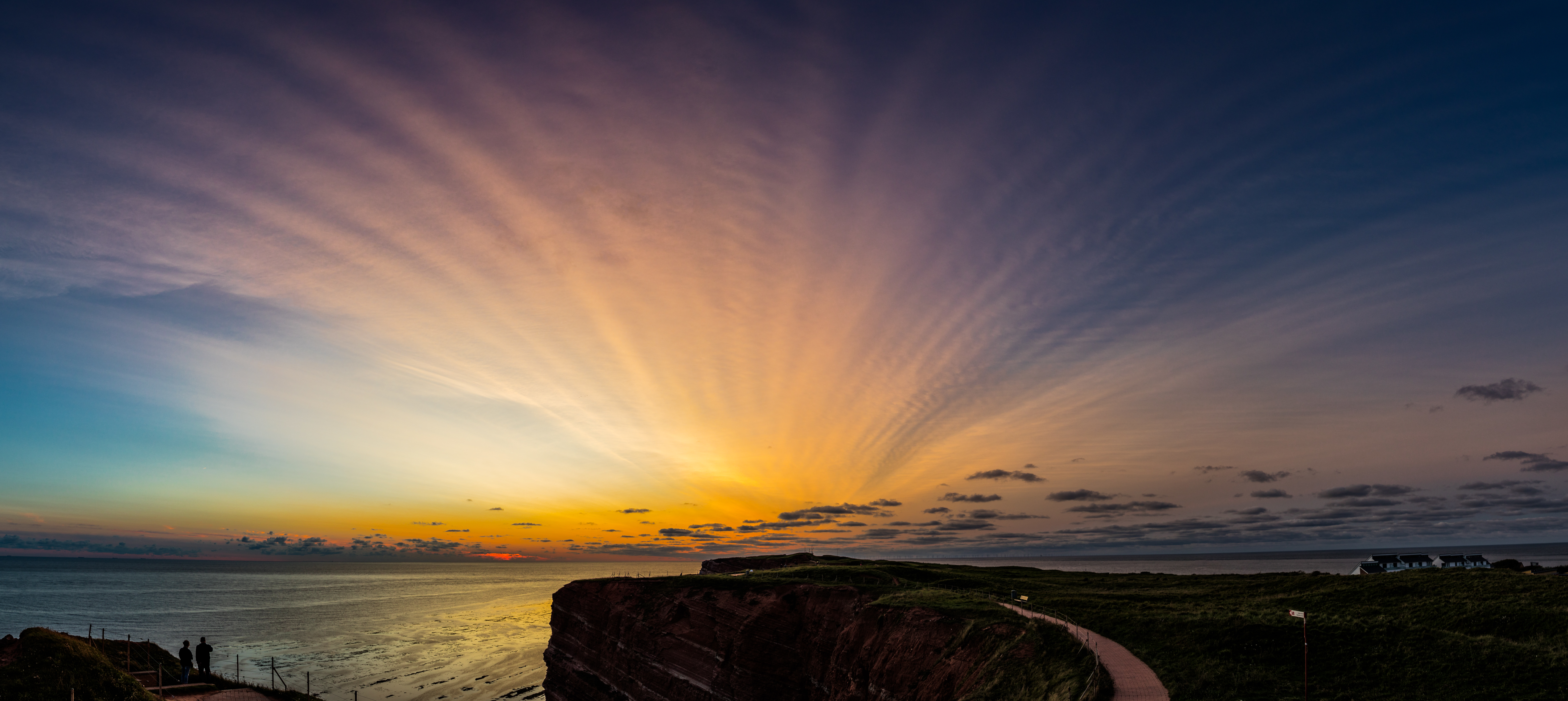 Sonnenuntergang am Meer an der Nordseite Helgolands im Winter