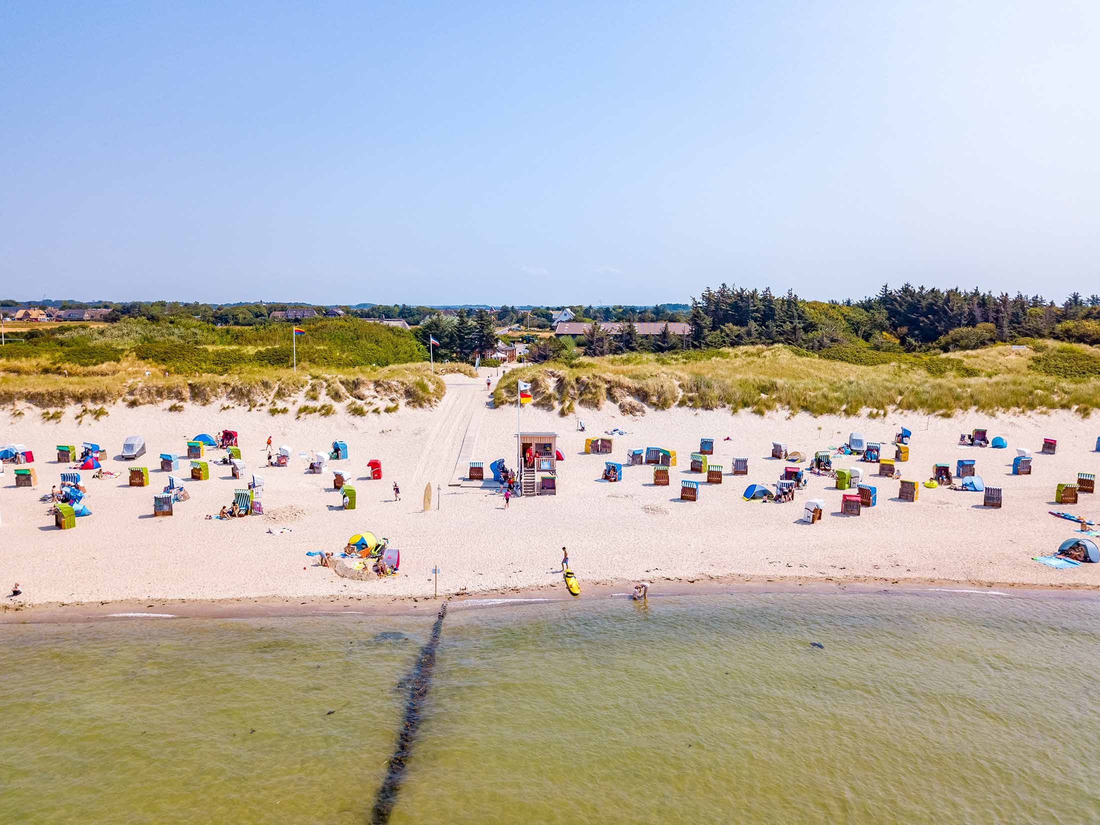 Blick von der Nordsee auf den Utersumer Strandabschnitt mit Strandkörben