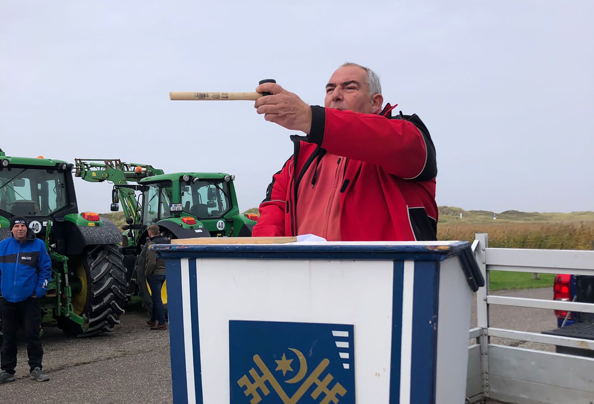 Ein Mitarbeiter schwenkt den Hammer bei der Strandkorbversteigerung