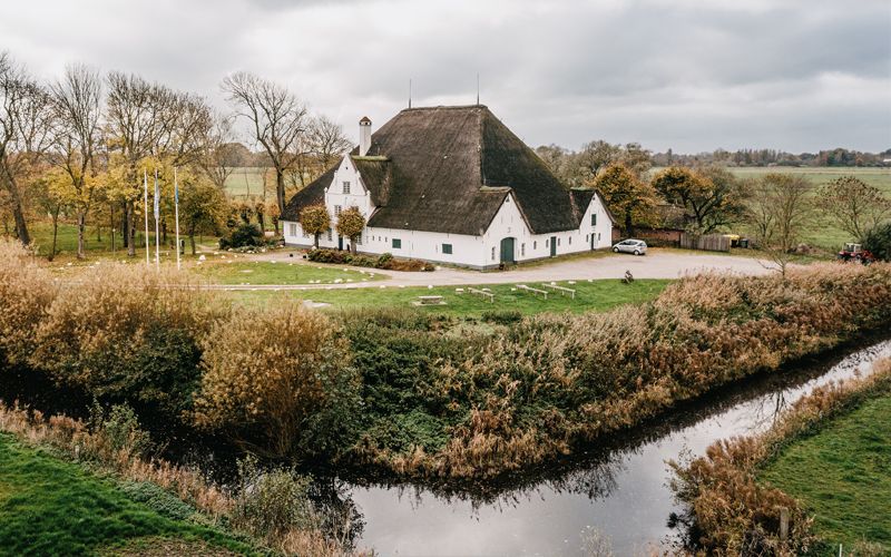 Das Bild zeigt das Museum Roter Haubarg in Witzwort von außen