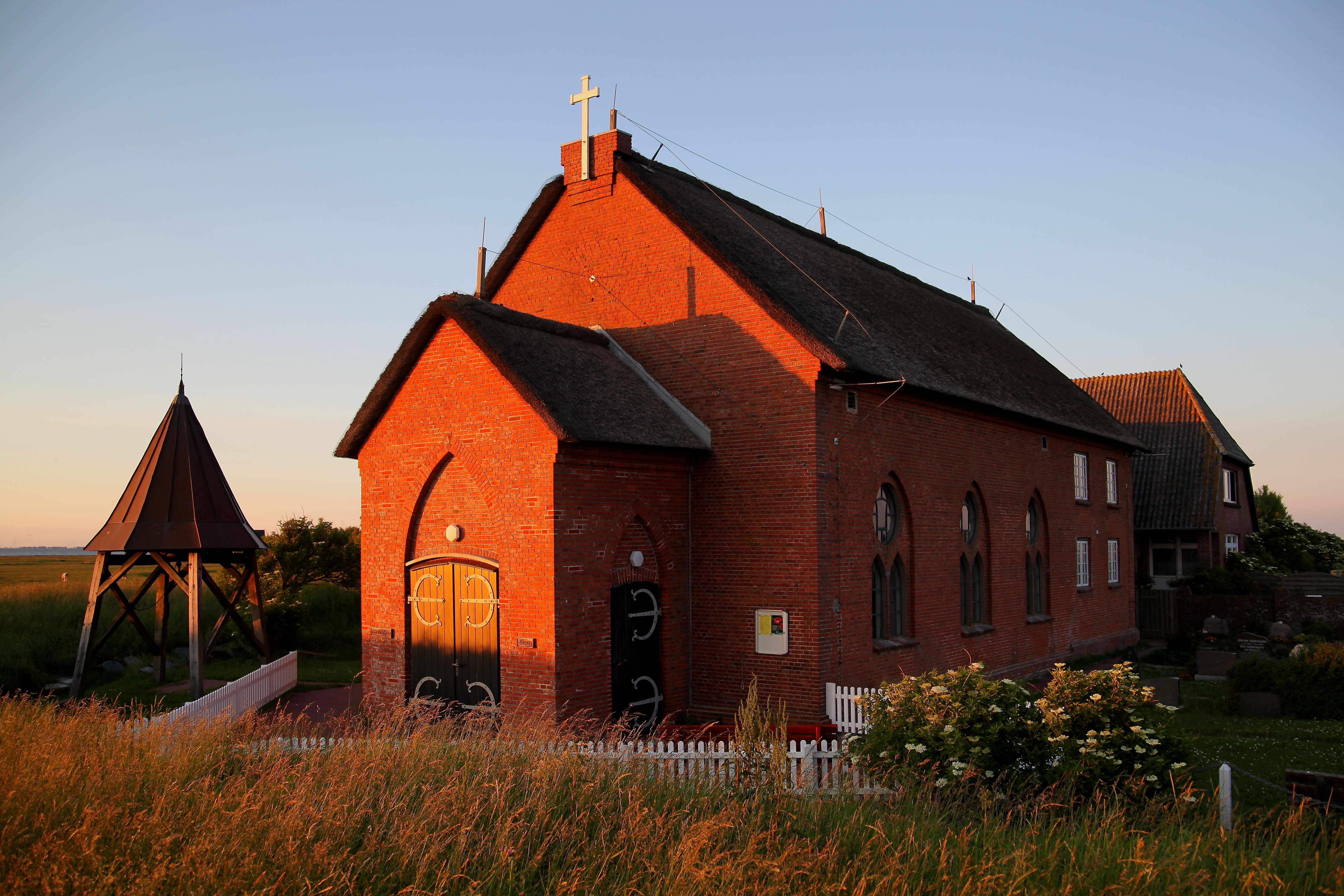 Blick auf die Halligkirche auf Langeneß beim Sonnenuntergang