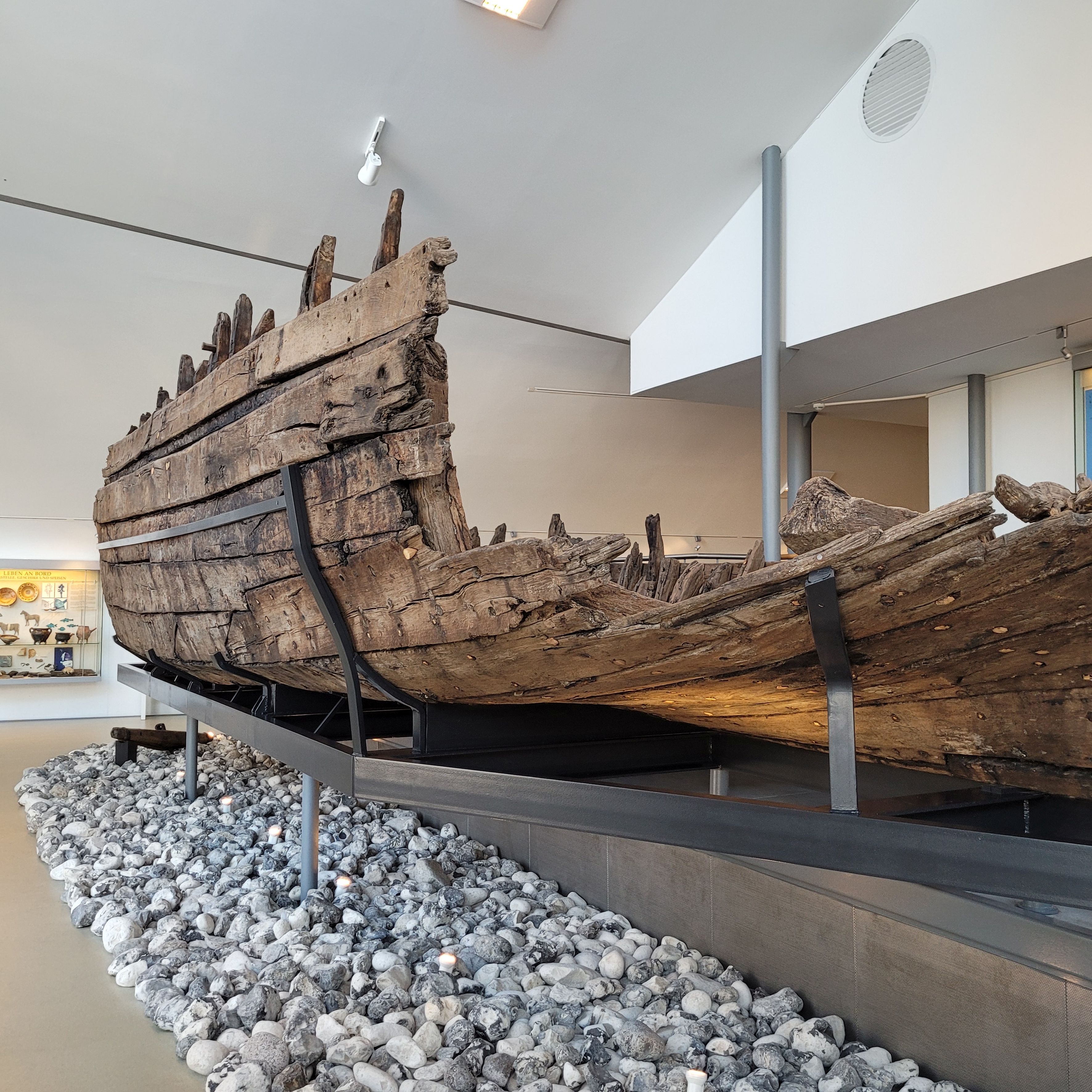 Blick auf das Uelvesbüller Wrack im Schiffahrtsmuseum