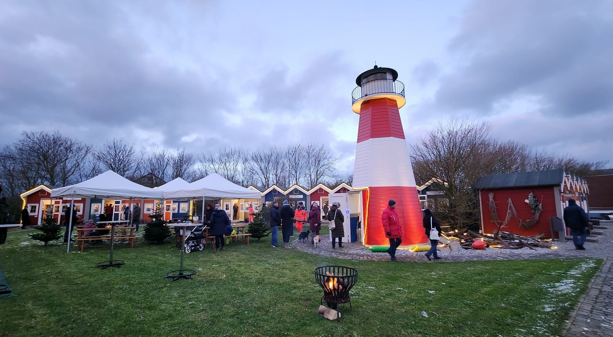 Kleiner Adventsmarkt am Helgoländer Museum mit einigen Besuchern