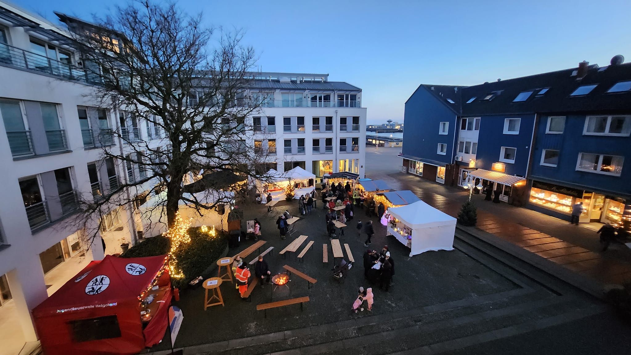 Luftbild mit Blick über die Buden des Weihnachtsmarktes auf dem Rathausplatz