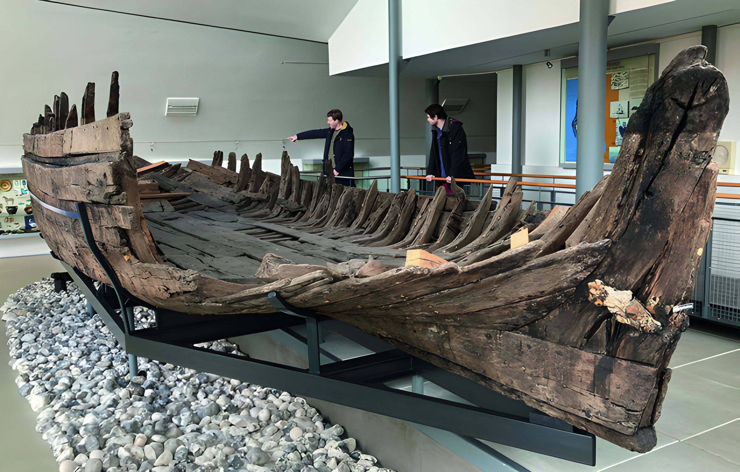 Gäste des Schiffahrtmuseums schauen sich das Uelvesbüller Wrack an