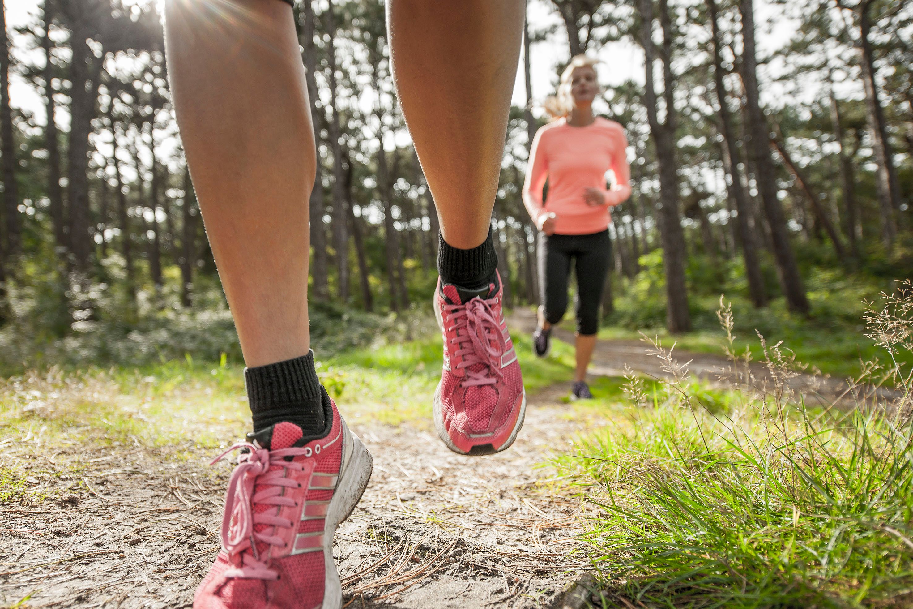 Jogger laufen durch den Wald von St. Peter-Ording