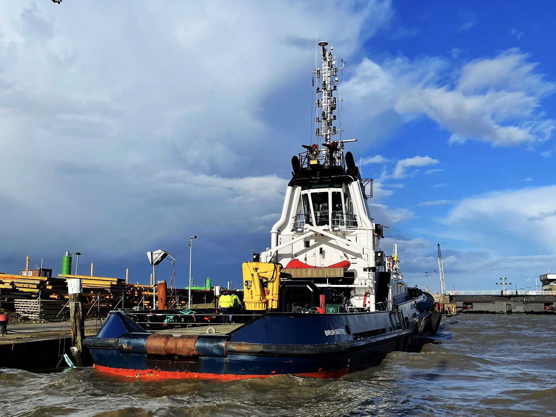 Großes Boot an einer Schleuse