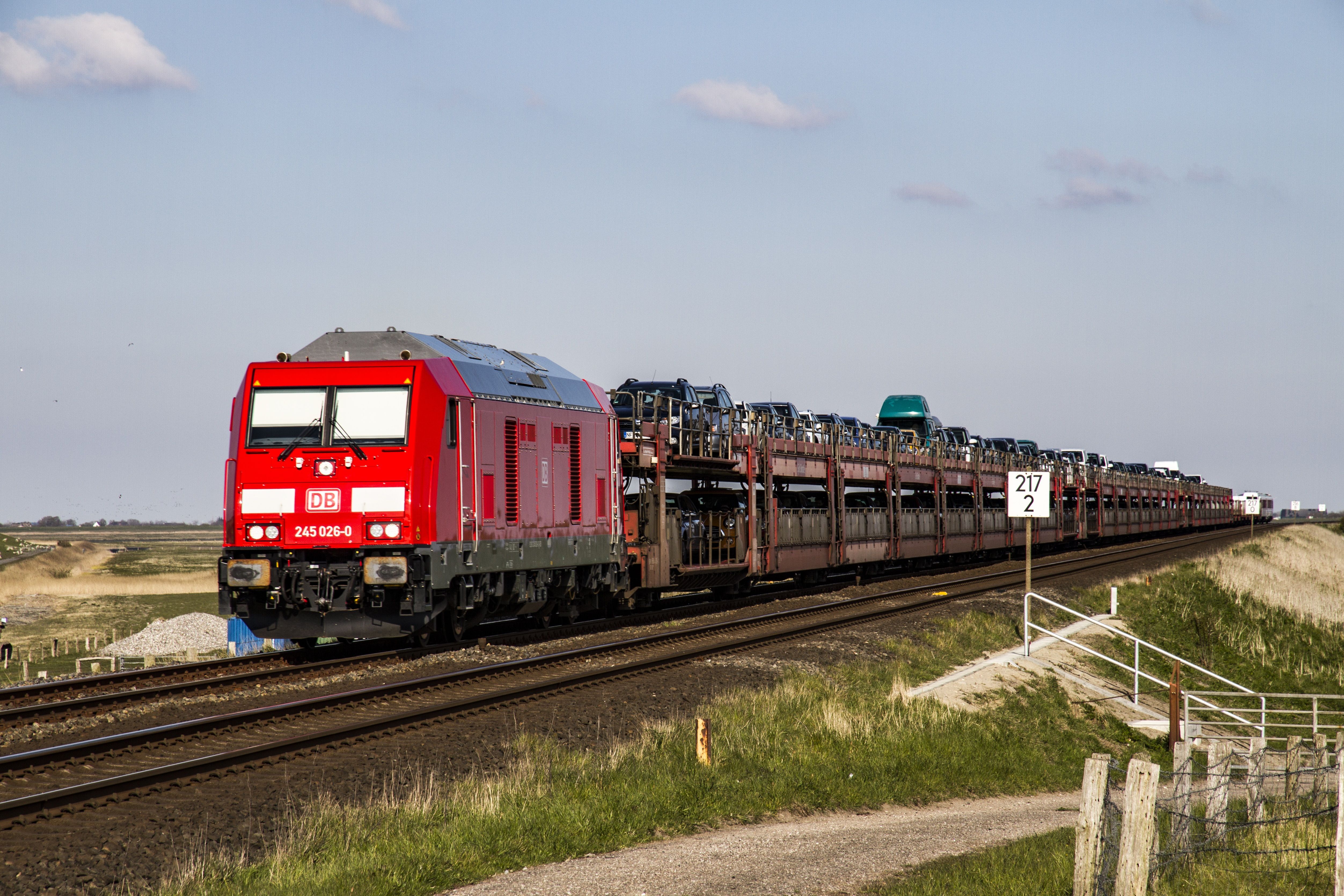 Ein Autozug fährt auf dem Hindenburgdamm