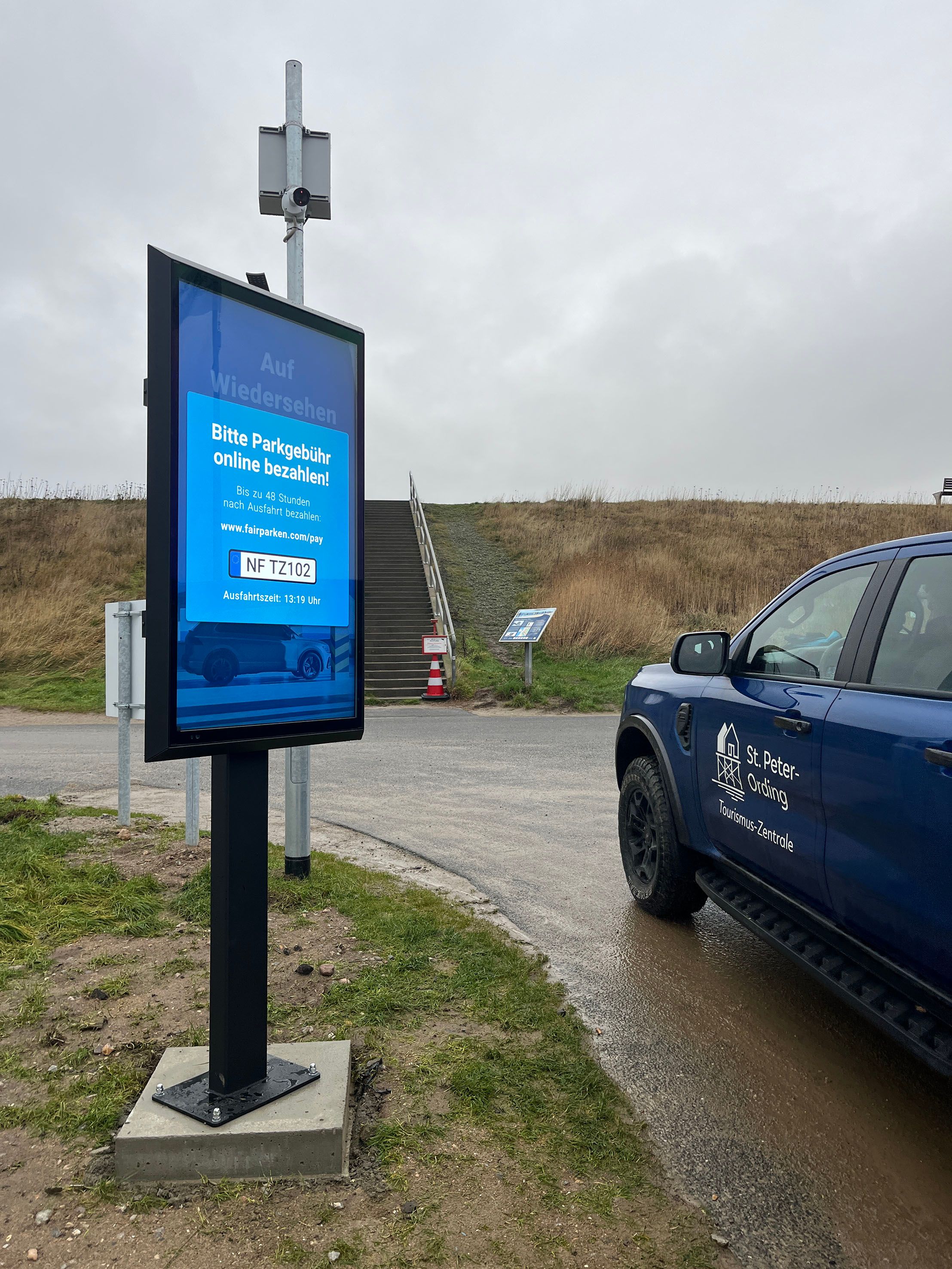 Die digitale Anzeige erfasst ein Kennzeichen eines Autos, das auf einen Strandparkplatz fahren möchte