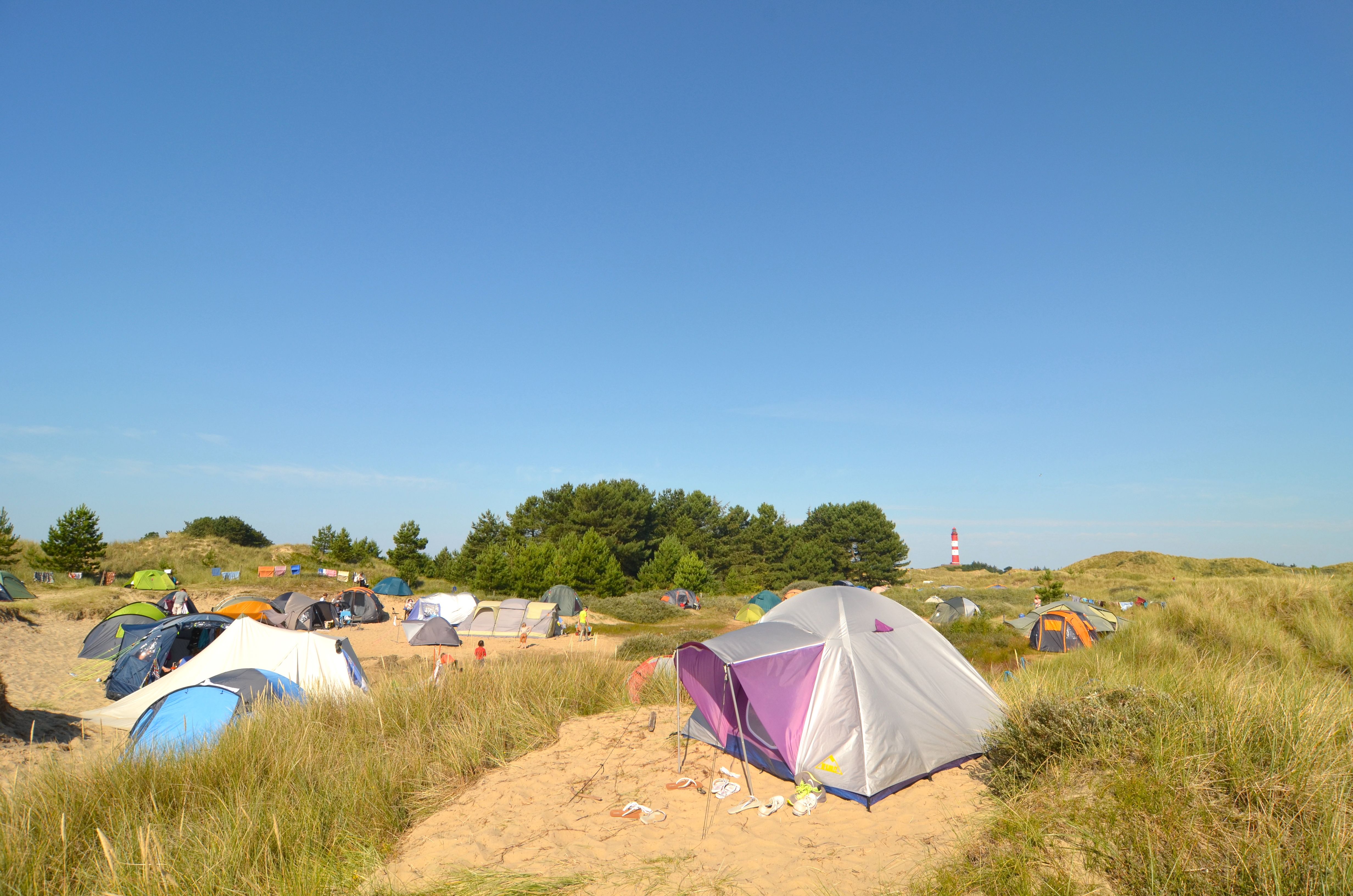 Zelte stehen auf dem Campingplatz mitten in den Dünen