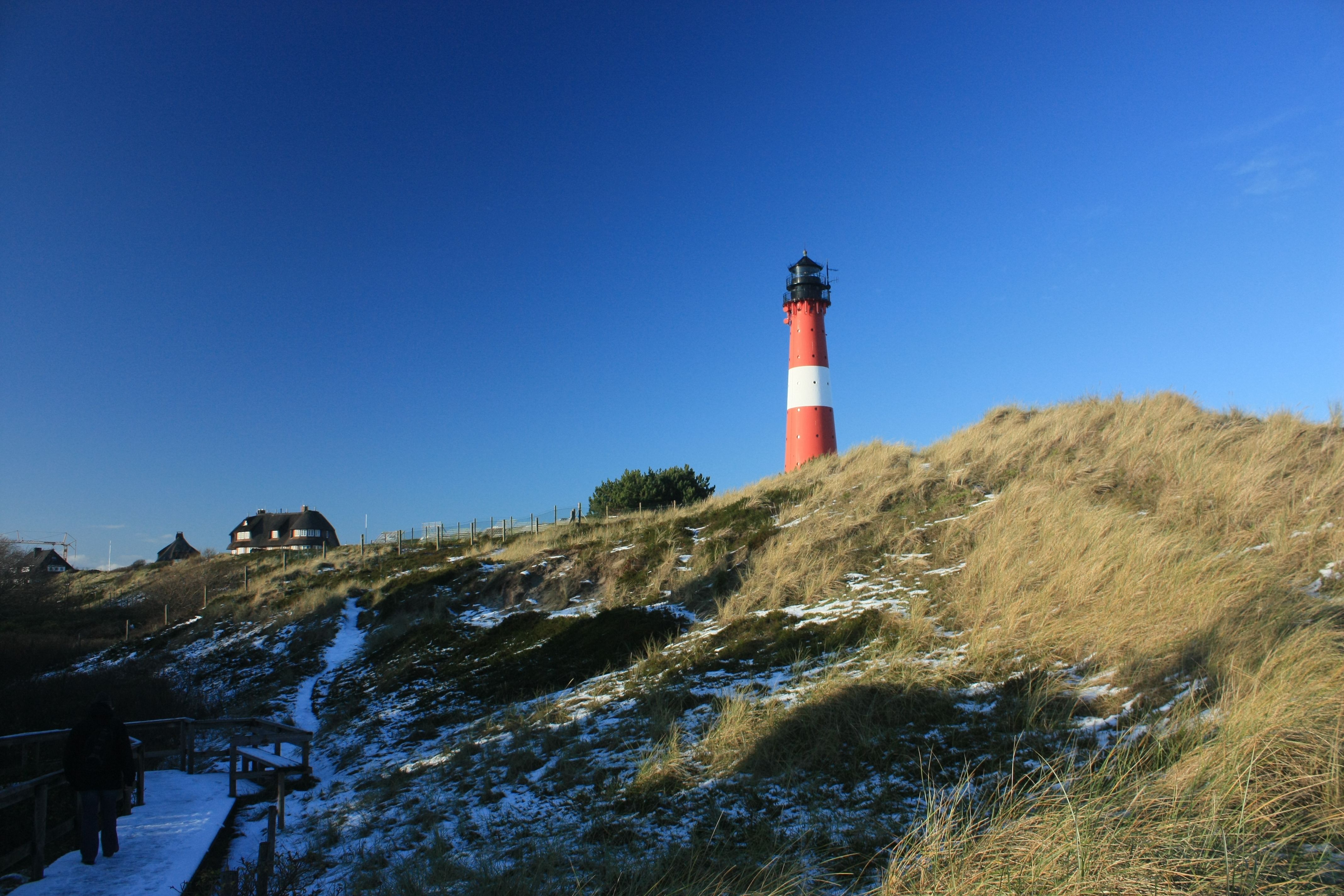 Ein Tag im Leuchtturm: Wimmeliges, großformatiges Nordsee