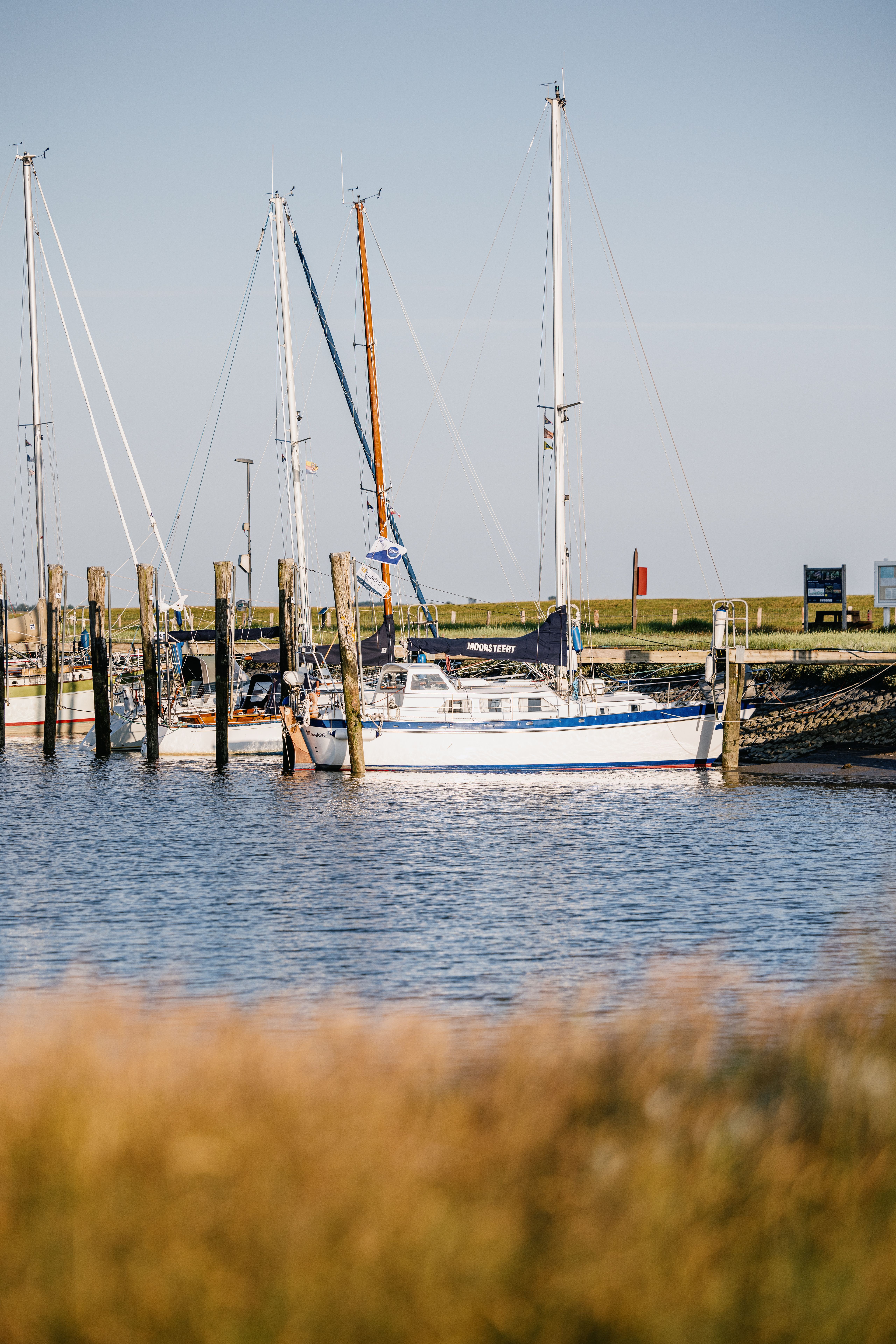 Boote liegen im Hafen von Nordstrand