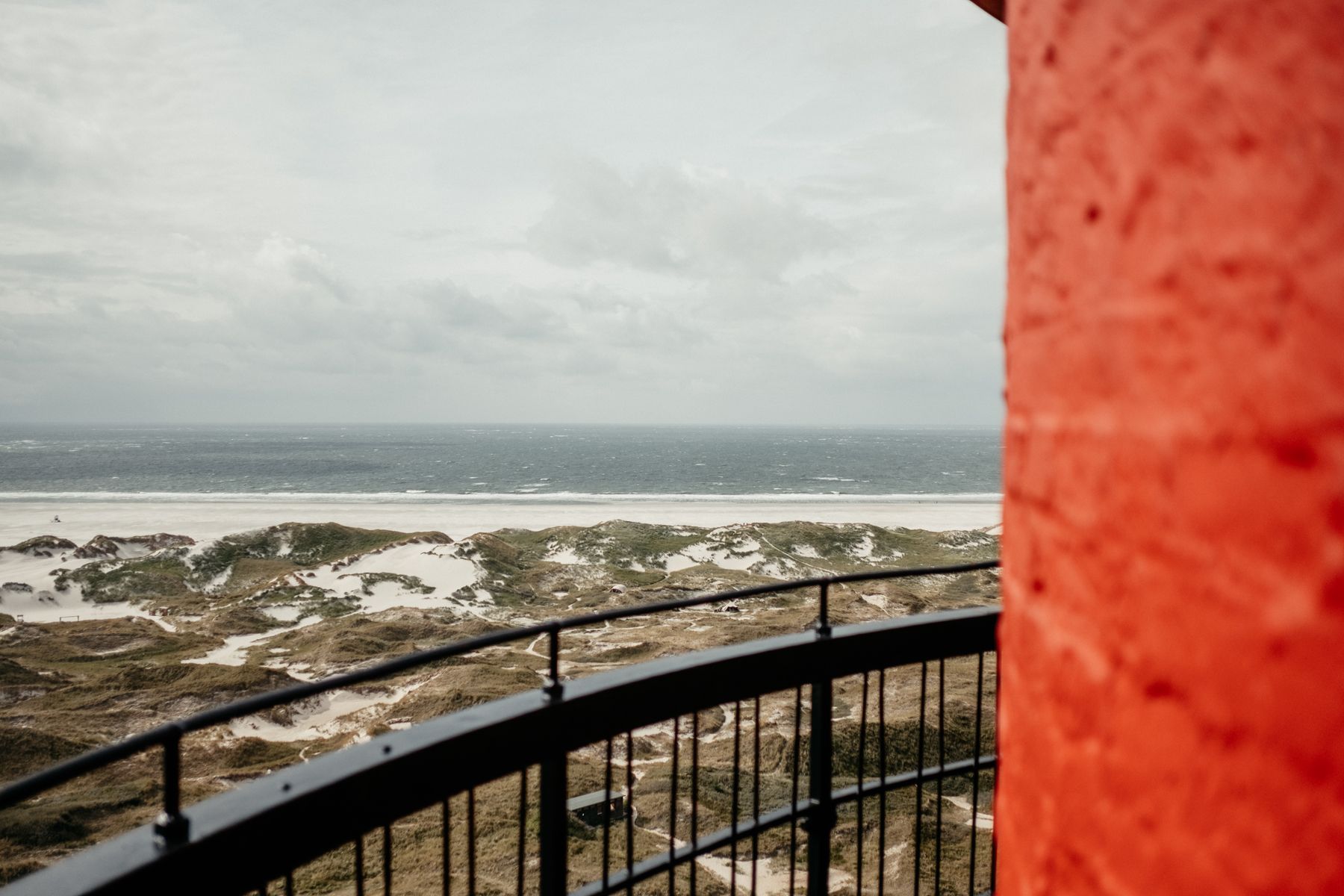 Blick vom Amrumer Leuchtturm auf die Dünenlandschaft von Amrum. In der Ferne sieht man den Kniepsand und die Nordsee.