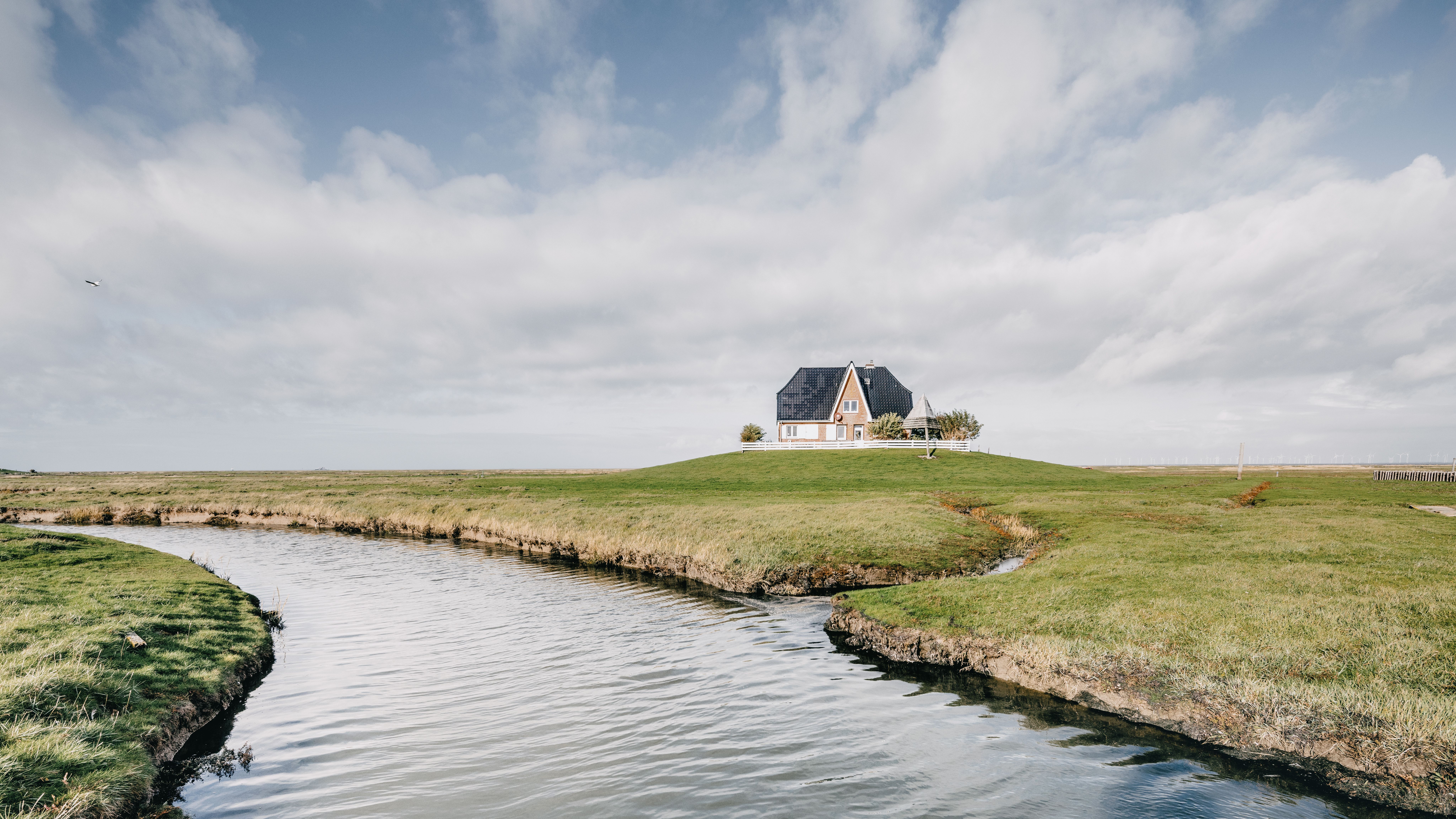 Ein haus steht auf der Hallig Nordstrandischmoor