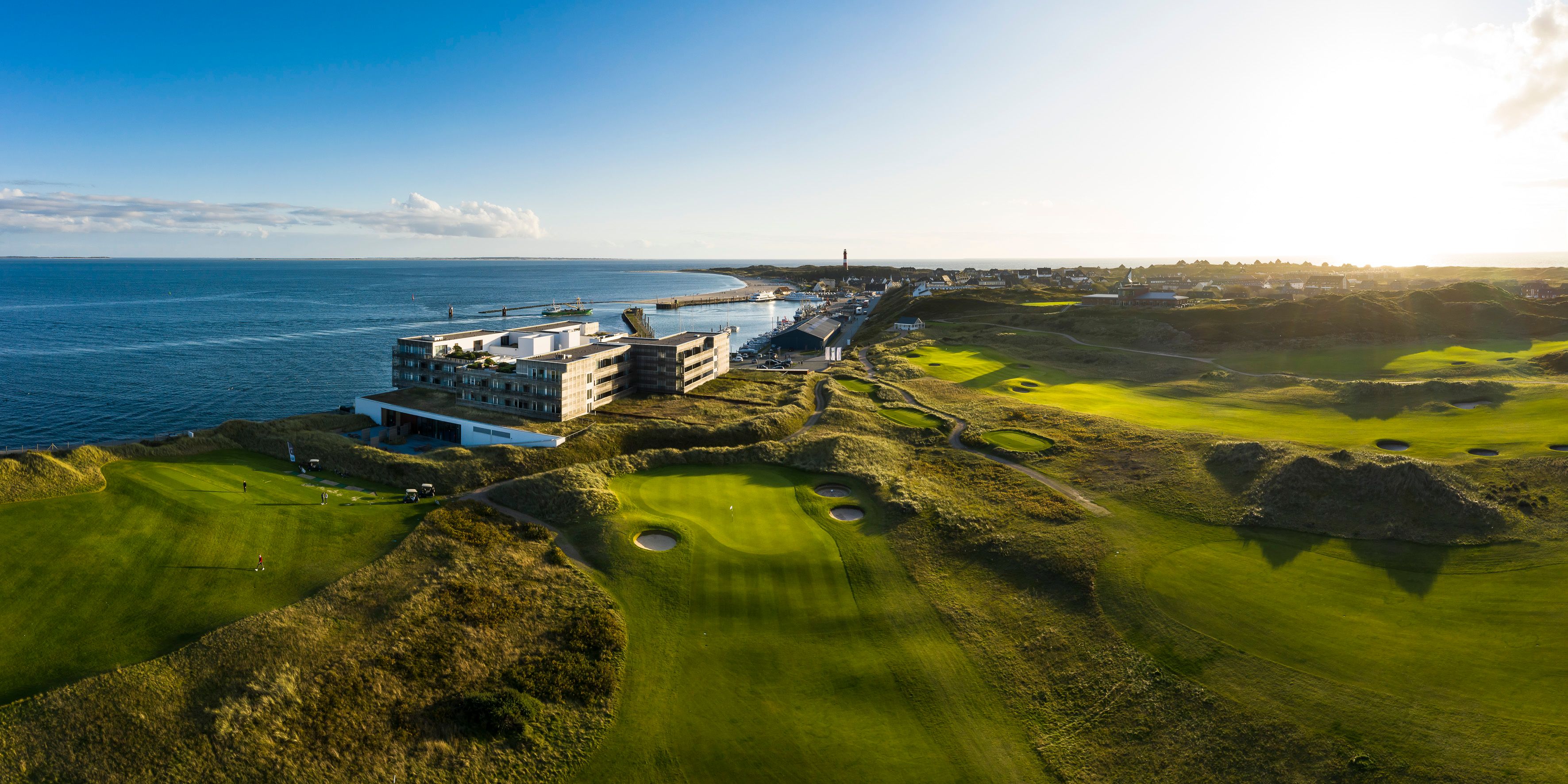 Blick über den grünen Golfplatz an der Nordseeküste auf Sylt