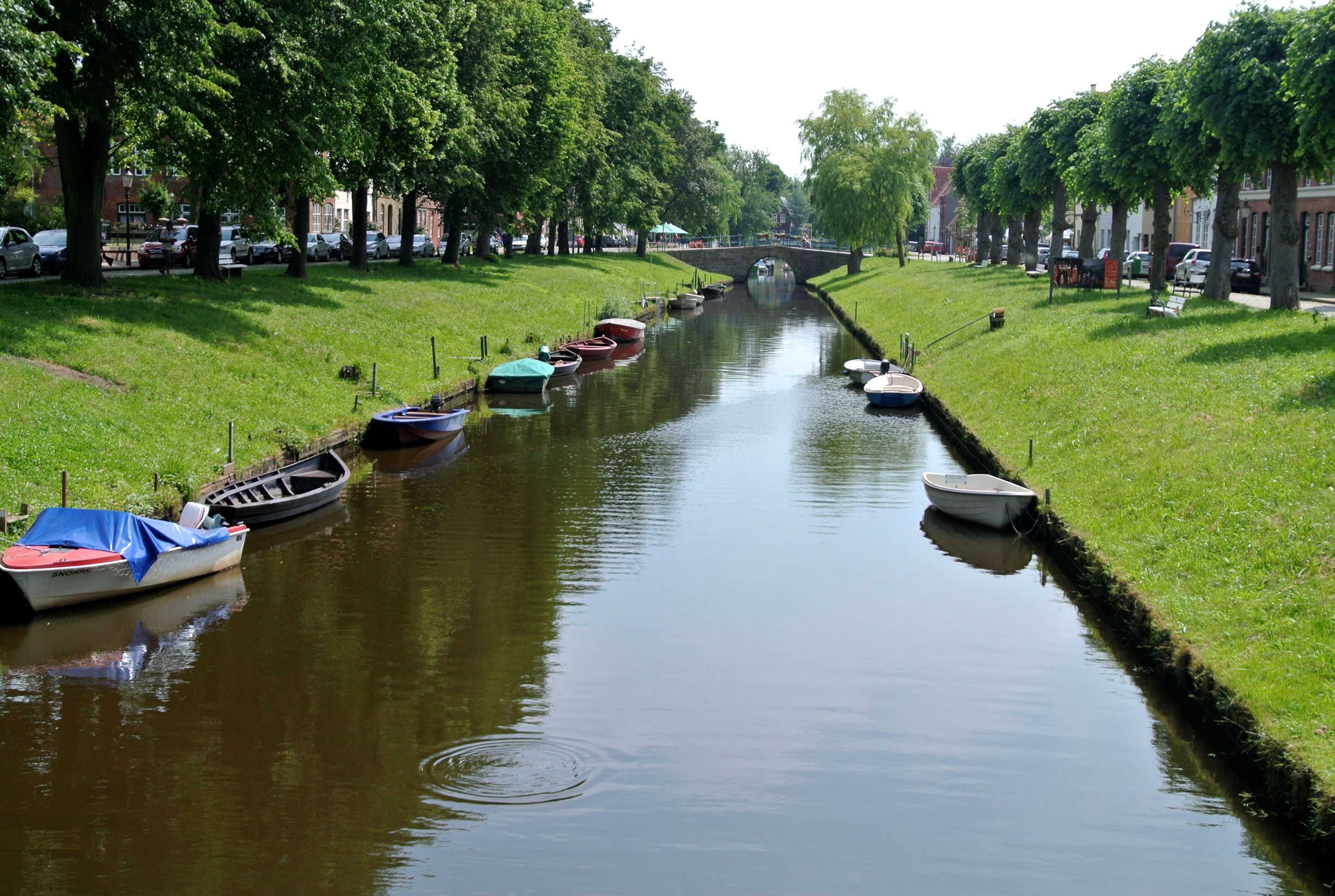 Eine Gracht in Friedrichstadt mit kleinen Booten am Ufer