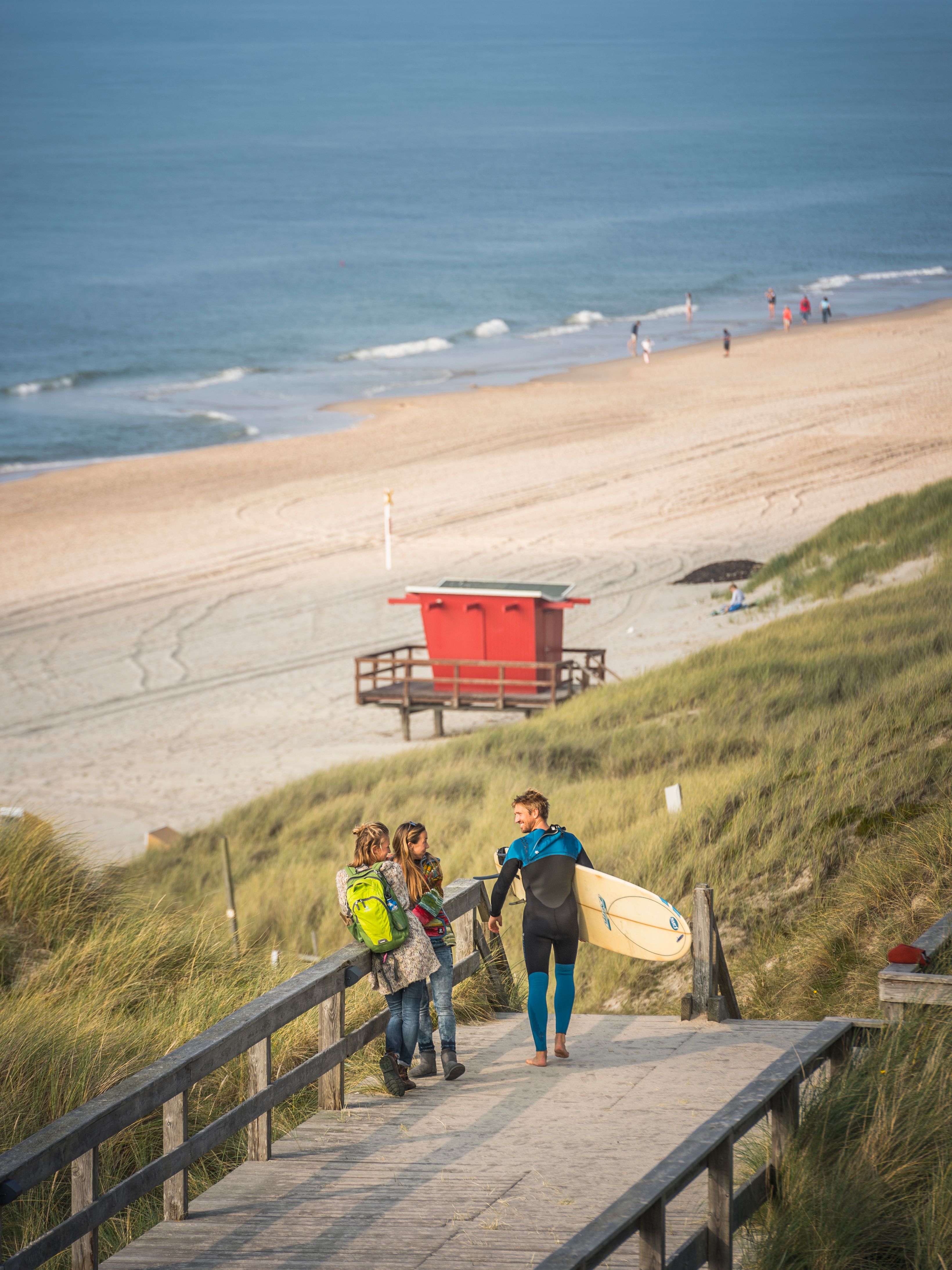 Ein Surfer macht sich auf den Weg ins Wasser. 