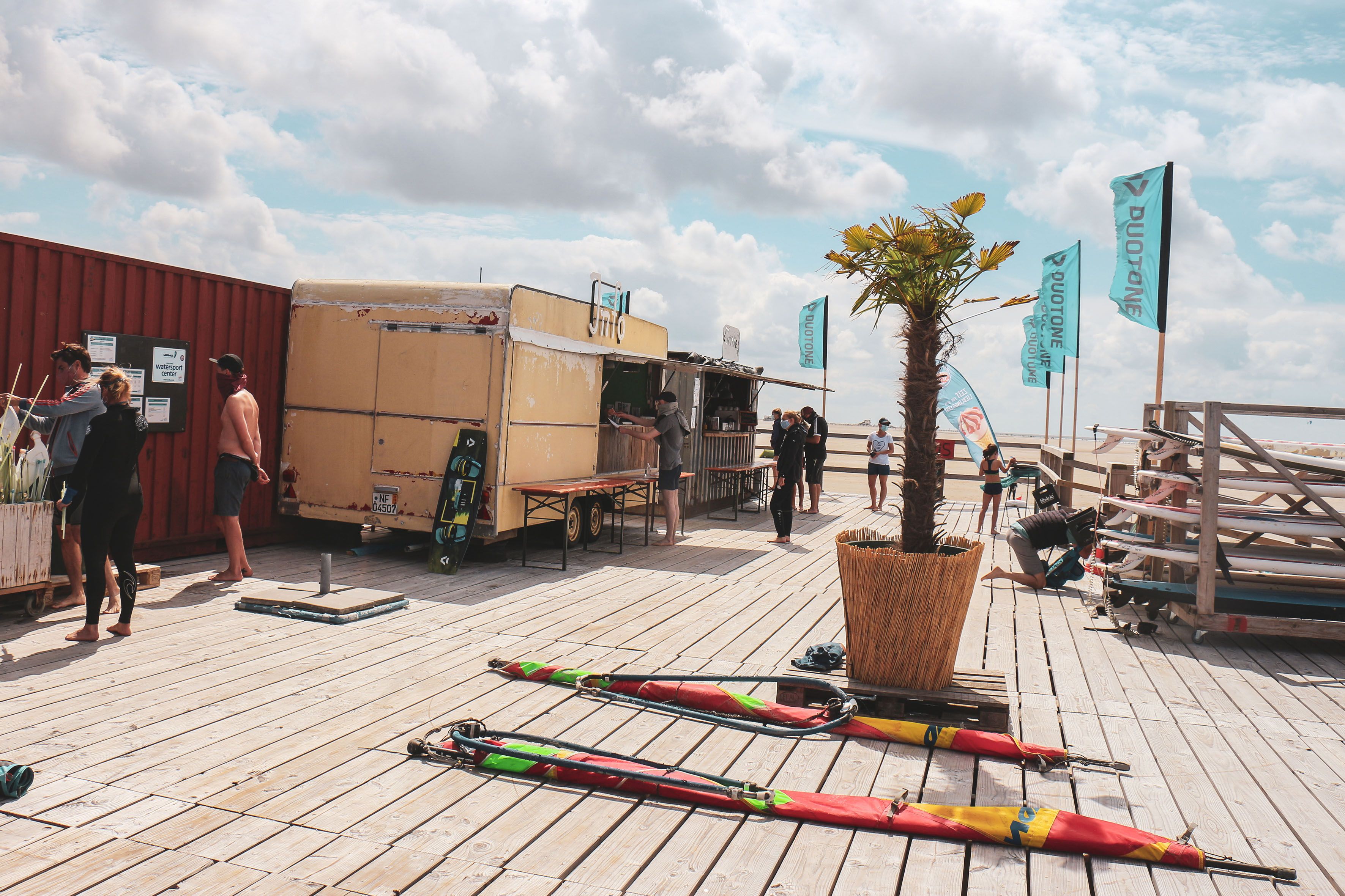 Blick auf die Wassersportschule X-H2O am Strand von St. Peter-Ording