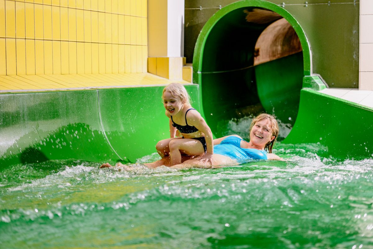 Ein Kind im Rutschbereich des Schwimmbads in Husum.