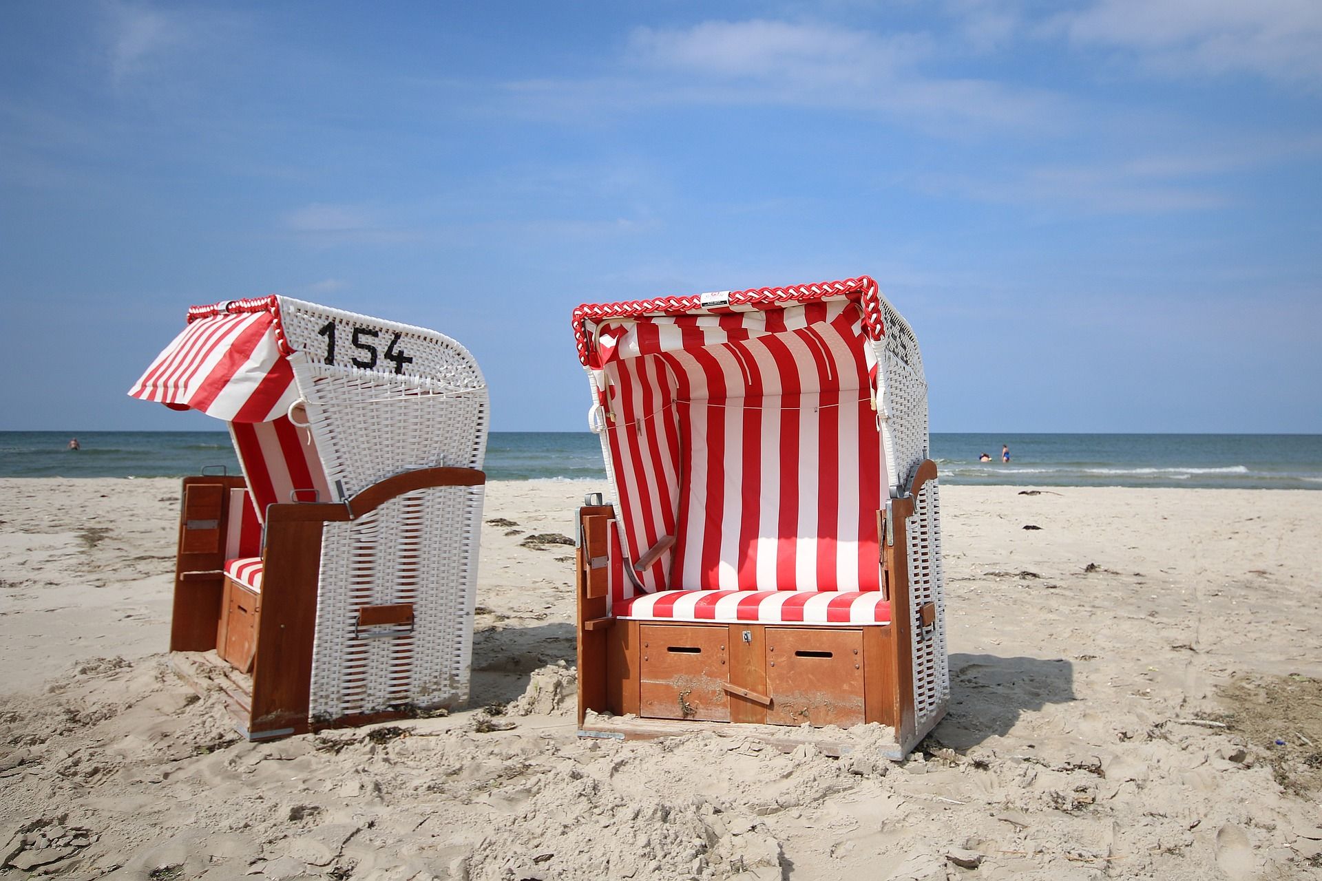 Zwei Strandkörbe stehen am Amrumer Strand