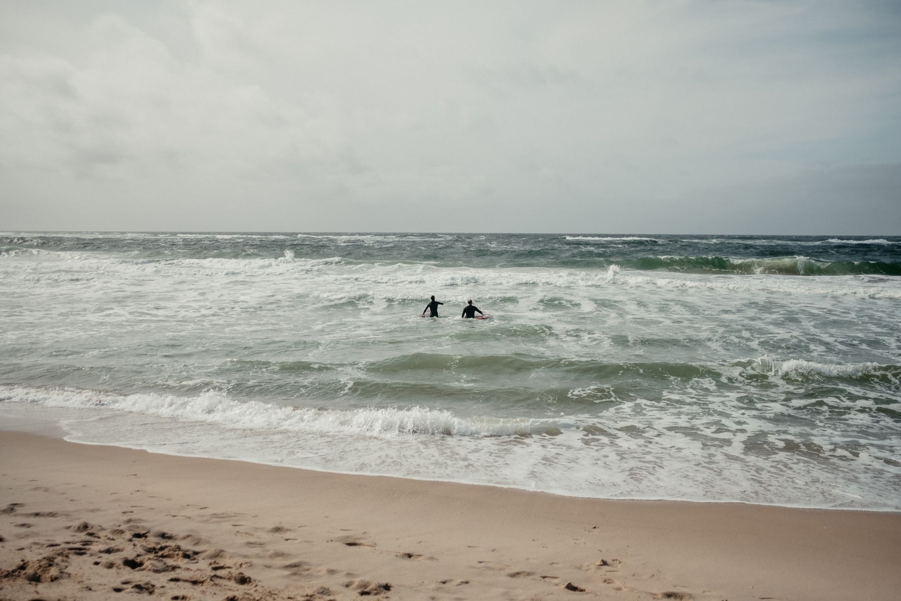 Surfer bereitet sich in Wenningstedt auf Sylt vor.