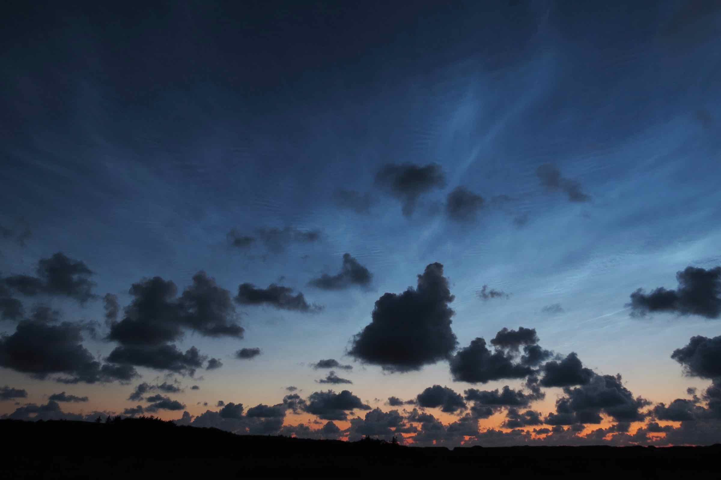 Eine kleine Wanderung am Rantumer Hafen auf Sylt. Entdecken Sie abends vom Deich aus die Lichter der Leuchttürme und die Sterne über dem Meer. Lauschen Sie dabei unseren spannenden Erzählungen.