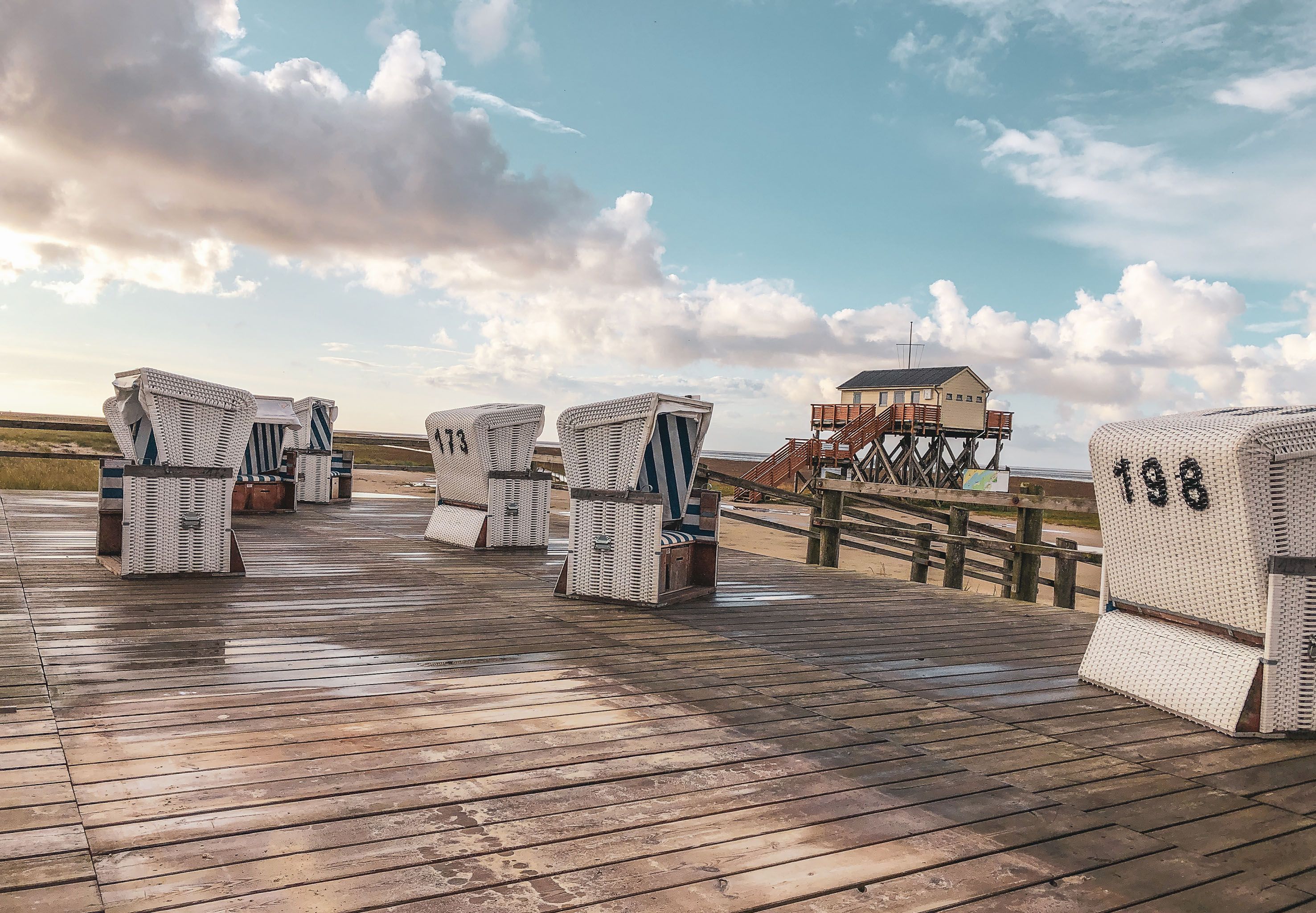 Strandkörbe stehen am Südstrand von St. Peter-Ording