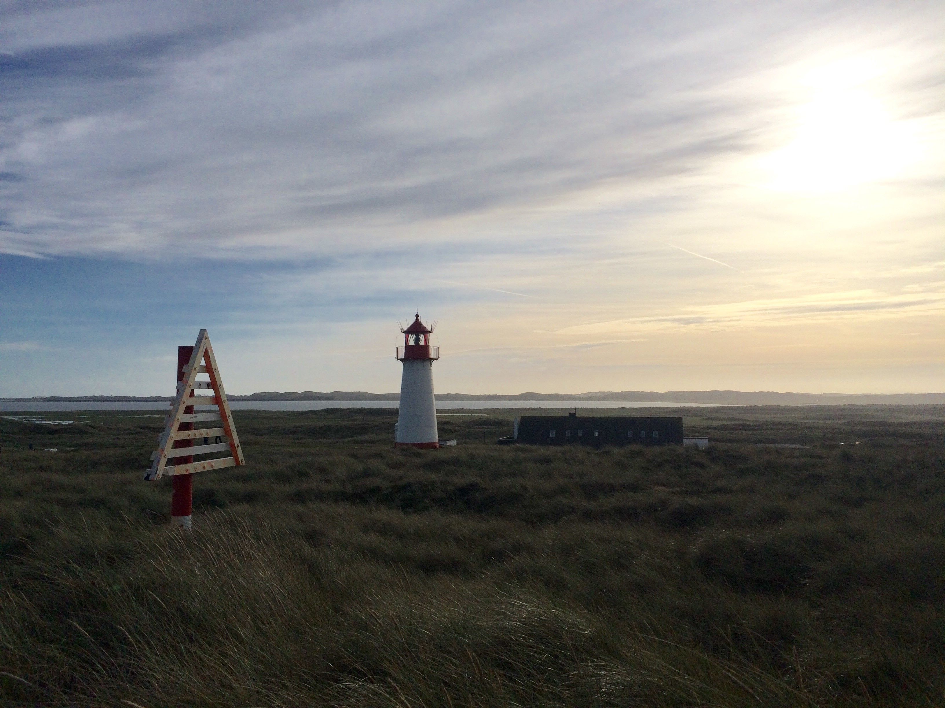 Blick über den Lister Ellenbogen mit dem Leuchtturm bei Sonnenschein