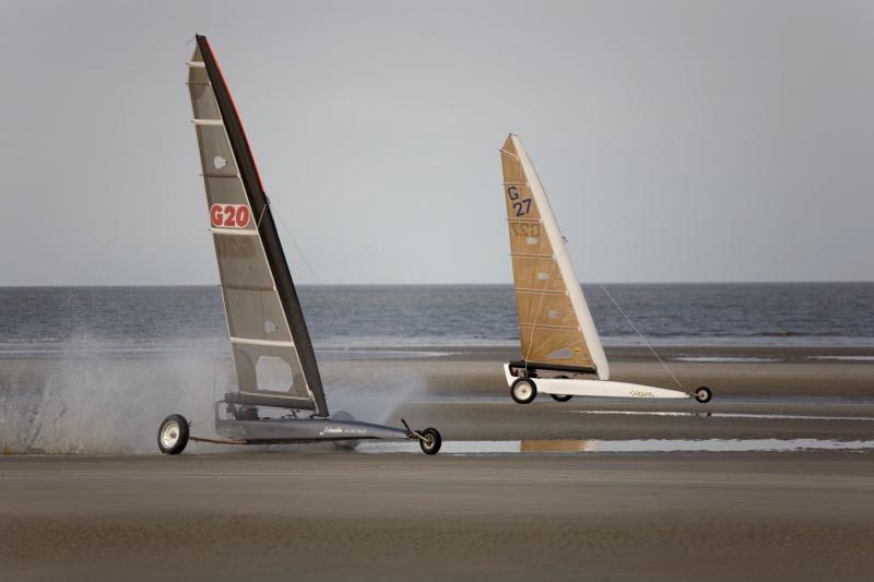 Strandsegler in Aktion am Strand von St. Peter-Ording.