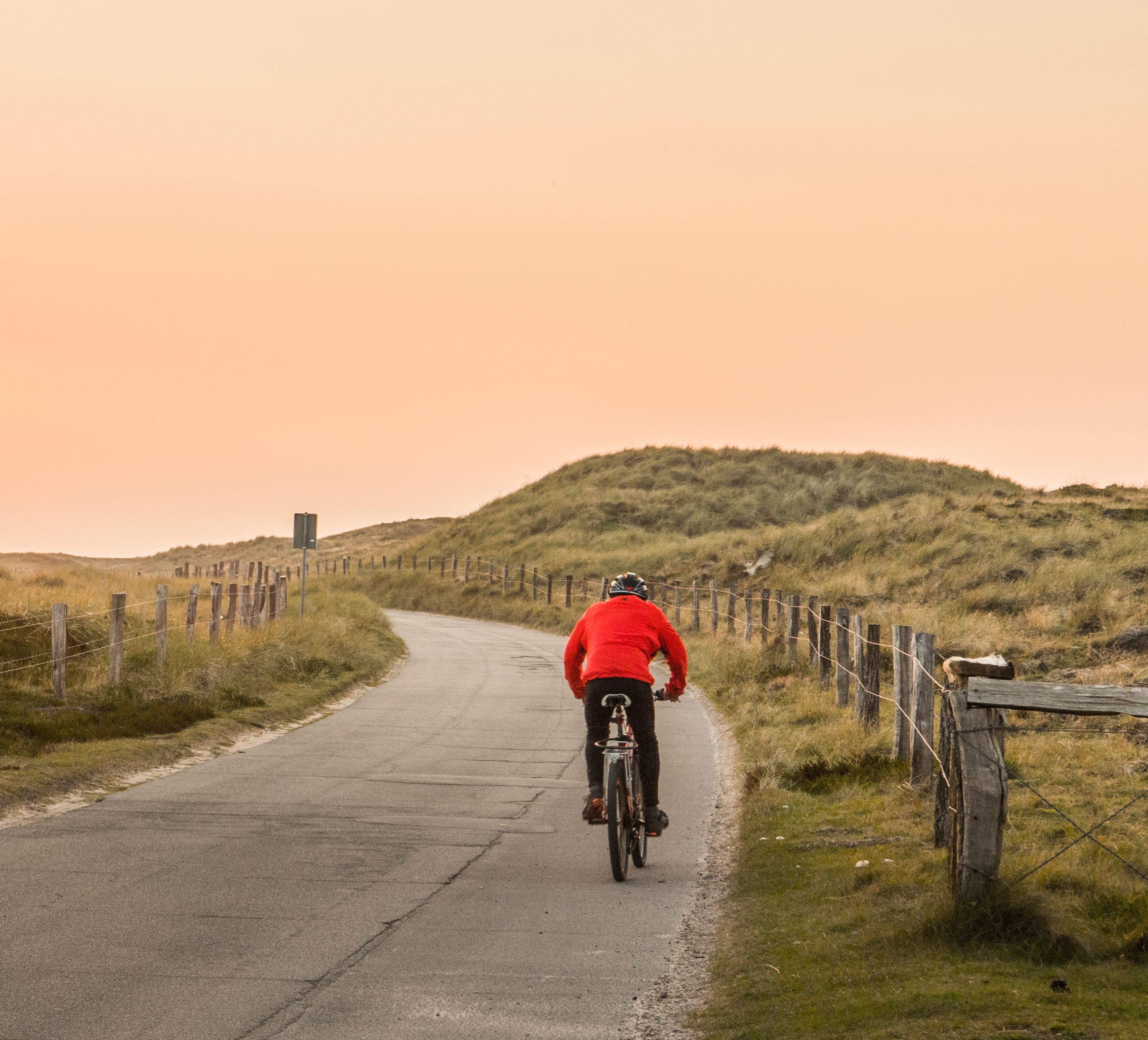 Ein Radfahrer fährt am Lister Ellenbogen der Sonne nach