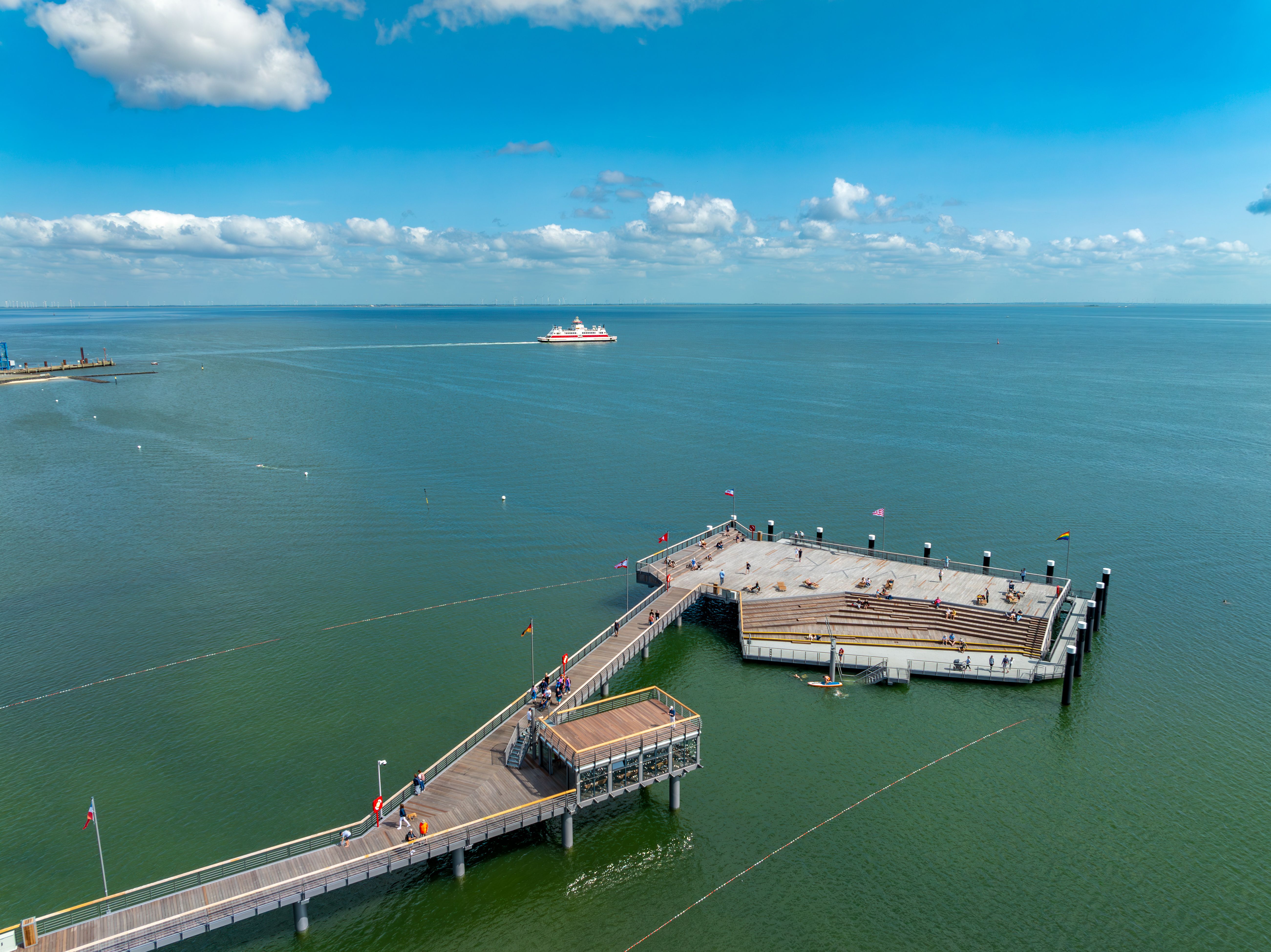 Luftbild von der neuen Wyker Seebrücke