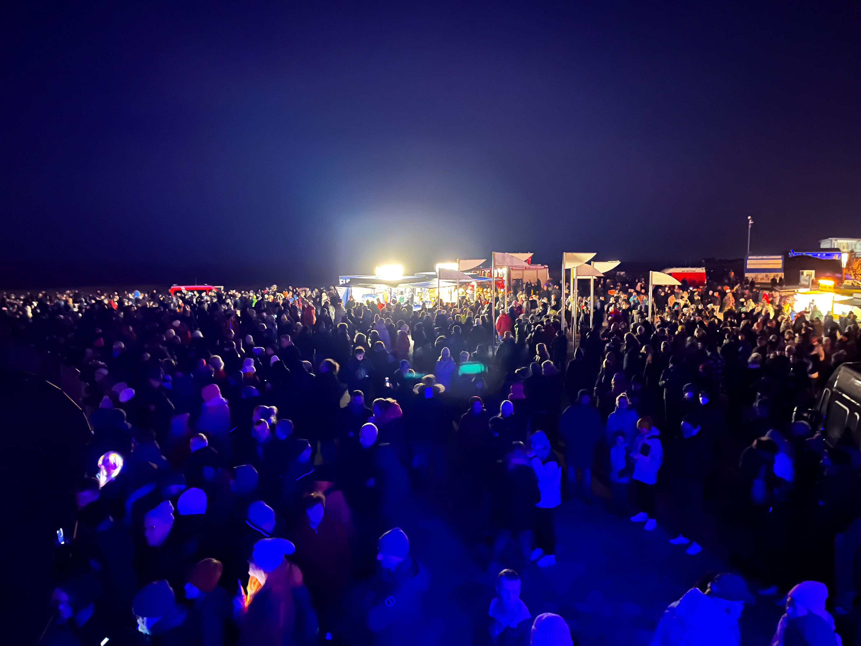 An Silvester feiern viele Menschen zusammen in St. Peter-Ording