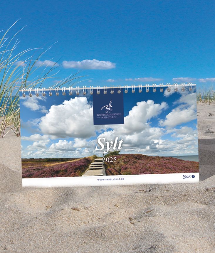 Der Sylter Postkartenkalender steht im Sand